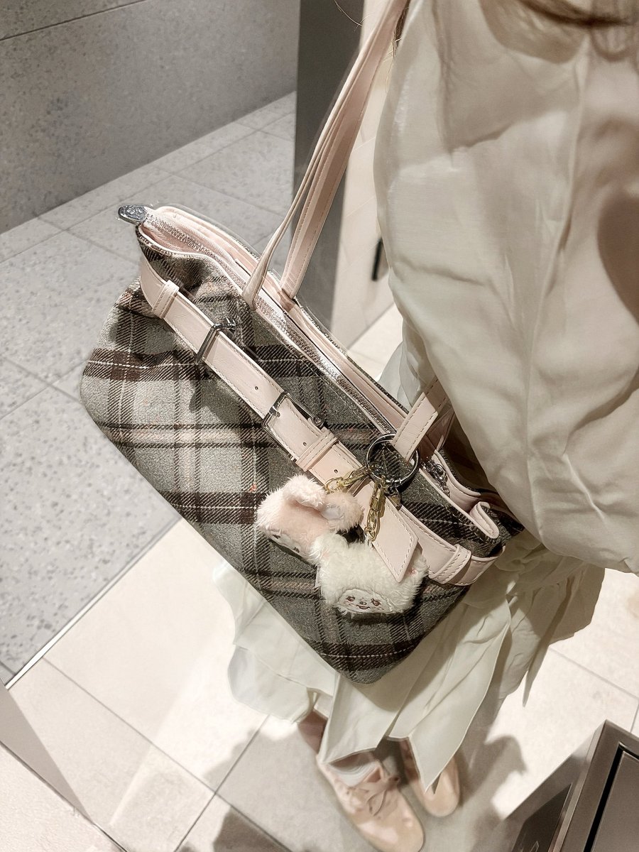 u7cyi's tweet photo. SHEINで1300円で買ったバッグめっちゃ可愛かった⊂(  ᴖ ̫ᴖ  )⊃500mlのペットボトル余裕で入ります https://t.co/GhZCp9CtM9