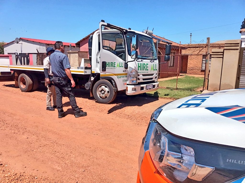 JoburgMPD's tweet photo. #JMPD #RegionG operations officers received a complaint of a lookout for a White Isuzu NQR R500 truck hijacked in Westonaria.

The officers searched for the truck & recovered it in Lawley. The vehicle was booked in at Lenasia SAPS Pound.
#BuyaMthethoManjeNamhlanje 
#SaferJoburg
#JoburgRoadSafety