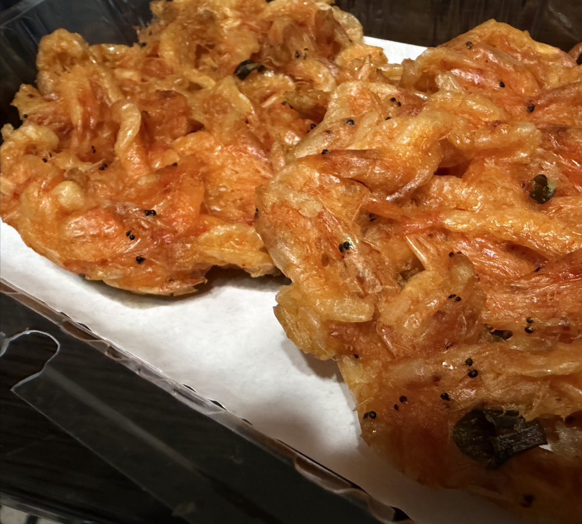 yui_sakuraebi's tweet photo. 由比港の名店「浜のかきあげや」の味が自宅で🦐
3/13(金)より由比港漁協直売所限定で冷凍『桜えびのかきあげ』新登場！2枚＋タレ付で1,200円(税込)✨
数量限定につき即ゲット推奨。今夜は贅沢に桜えびのかきあげ丼で決まり🍚
#由比 #静岡グルメ #新発売 #浜のかきあげや #桜えびのかきあげ https://t.co/1cmTTWczJl