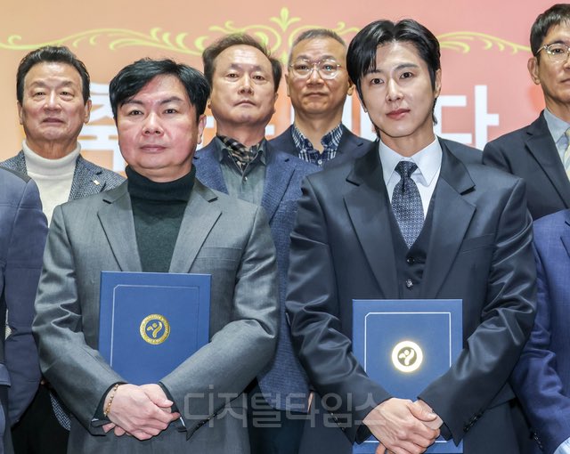 또 기사가 있어서🎉
여기도 좋은 공감 눌러보기😆

👆 naver.me/5reQTMuH
👆 naver.me/FetUv6a0
👆 naver.me/xsZFY0Cn
👆 naver.me/GP29v8KZ

#유노윤호 #정윤호 #YUNHO #동방신기 #TVXQ #東方神起 #UKNOW #ユノ #ユンホ #CHUNGYUNHO