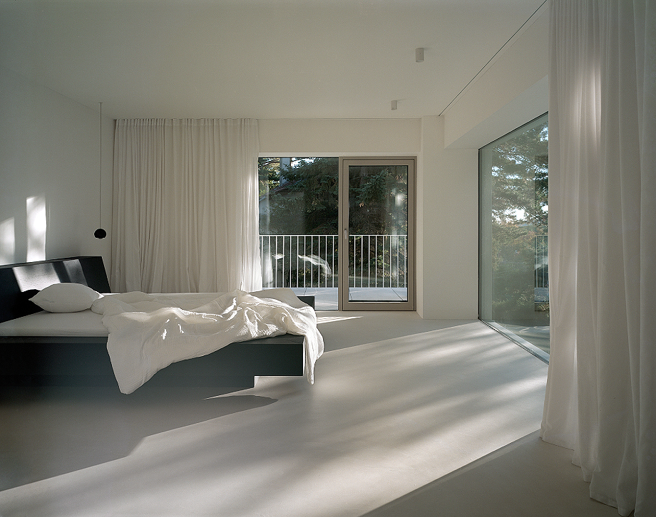 Interior_es's tweet photo. #Atelier008 renovated a #house in #Harmonie, a historic spa and recreational area set in a forested environment near #Modra (#Slovakia), prioritizing spatial experience, natural light, and a strong connection with the landscape.
-> Photos: Tomas Manina
-> https://t.co/VPx3RMv9xh https://t.co/36YdNtvQ17