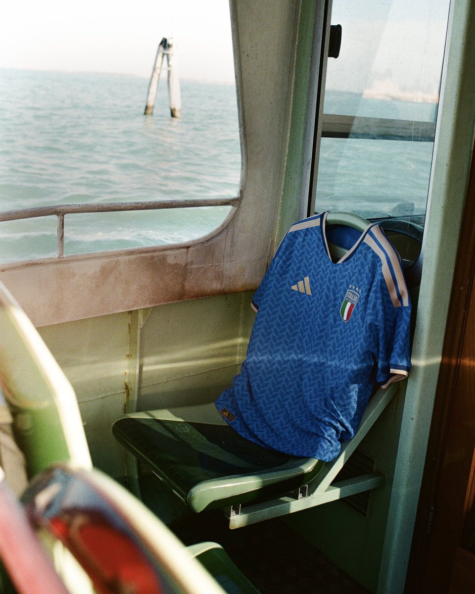 Azzurri's tweet photo. Azzurri e @adidas presentano 'Scatti d'Azzurro', un progetto che attraversa l'Italia, da Nord a Sud, dalle isole alle Alpi, dalle città alle campagne, per raccontare i luoghi in cui il nostro calcio prende vita. 

I campetti di quartiere, le strade, gli spazi reinventati dalla fantasia, porte e prati innevati. Un omaggio a una nazione che vive di calcio e con il calcio sogna, si ritrova, soffre e gioisce insieme.