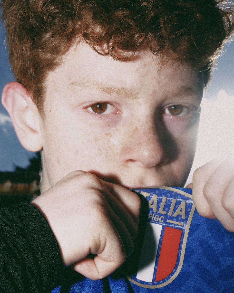 Azzurri's tweet photo. Azzurri e @adidas presentano 'Scatti d'Azzurro', un progetto che attraversa l'Italia, da Nord a Sud, dalle isole alle Alpi, dalle città alle campagne, per raccontare i luoghi in cui il nostro calcio prende vita. 

I campetti di quartiere, le strade, gli spazi reinventati dalla fantasia, porte e prati innevati. Un omaggio a una nazione che vive di calcio e con il calcio sogna, si ritrova, soffre e gioisce insieme.