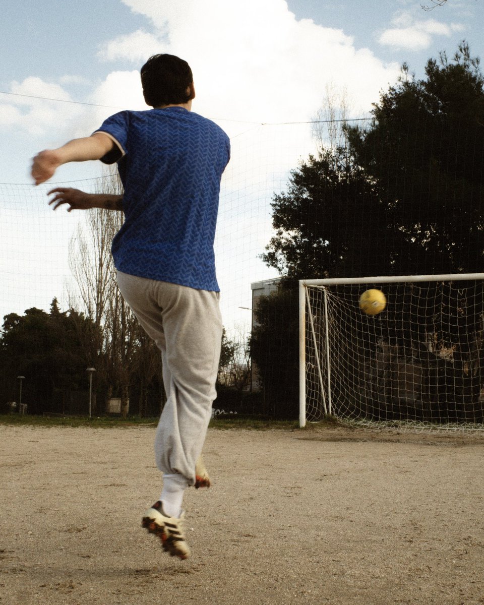 Azzurri's tweet photo. Azzurri e @adidas presentano 'Scatti d'Azzurro', un progetto che attraversa l'Italia, da Nord a Sud, dalle isole alle Alpi, dalle città alle campagne, per raccontare i luoghi in cui il nostro calcio prende vita. 

I campetti di quartiere, le strade, gli spazi reinventati dalla fantasia, porte e prati innevati. Un omaggio a una nazione che vive di calcio e con il calcio sogna, si ritrova, soffre e gioisce insieme.