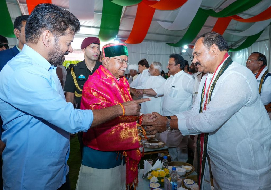 Bmaheshgoud6666's tweet photo. Attended the oath-taking ceremony of Shiv Pratap Shukla Garu as the Governor of Telangana at Lok Bhavan in Hyderabad.

After the ceremony, I had the privilege of meeting Hon’ble Governor Shiv Pratap Shukla Garu and conveyed my heartfelt congratulations and best wishes for his tenure.
