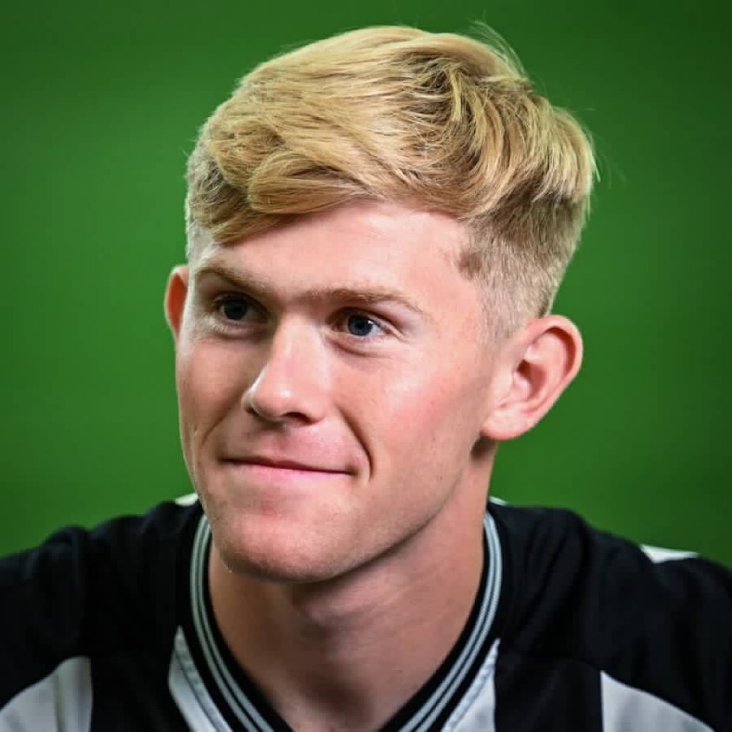 QUEENOFDBLUES1's tweet image. To you now Lewis Hall is now better than Marc Cucurella.

Broh, please you're obstructing my view, excuse me.

You don't know ball 😏

#UCL