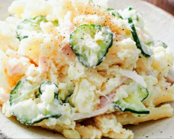 直帰したやで😆
やっぱりランチをご馳走になったせいかお腹の具合がよろしくありませんので（下痢ピーじゃないぞよ😂）胃腸に優しく消化がいいポテサラにしました🥗
本当は晩ご飯抜きしたいものの、夕飯はちゃんと摂れ派のママンに知れたら菩薩様が夜叉になる（親父様曰く🤣）為、頑張って食べるです😅