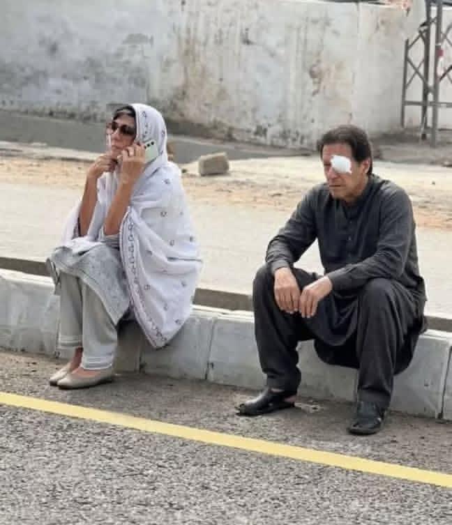 کیا ہوا اگر میرے ساتھ کوٸی نہیں 
بہنیں تو میرے ساتھ ہیں نا 💔💔