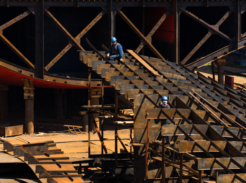 CQ_Liangjiang's tweet image. Innovation is setting sail! 🚢 

Chongqing’s 130m new-energy Ro-Ro ships are taking shape. 🛠️ Featuring cutting-edge methanol, battrey, and solar tech, they are making river transport cleaner than ever before. 🔋 #greentech #sustainability 

📷 Zhang Chunxiao/Visual Chongqing