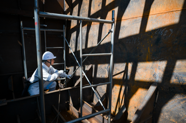 CQ_Liangjiang's tweet image. Innovation is setting sail! 🚢 

Chongqing’s 130m new-energy Ro-Ro ships are taking shape. 🛠️ Featuring cutting-edge methanol, battrey, and solar tech, they are making river transport cleaner than ever before. 🔋 #greentech #sustainability 

📷 Zhang Chunxiao/Visual Chongqing