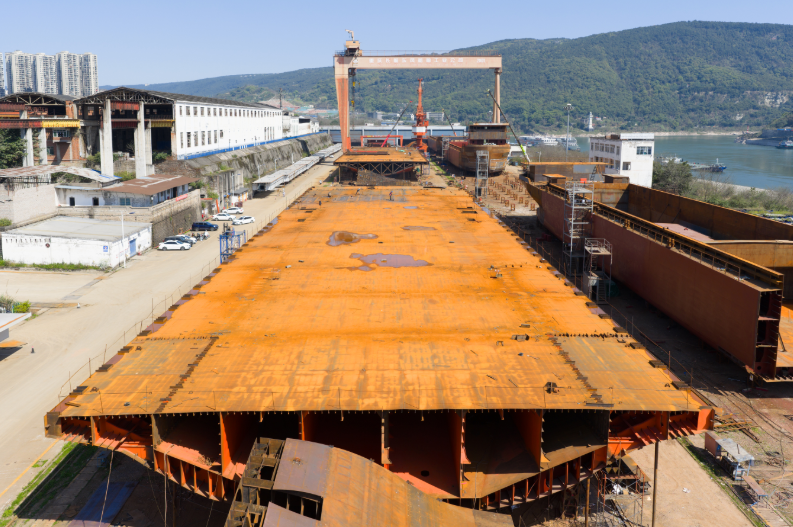 CQ_Liangjiang's tweet image. Innovation is setting sail! 🚢 

Chongqing’s 130m new-energy Ro-Ro ships are taking shape. 🛠️ Featuring cutting-edge methanol, battrey, and solar tech, they are making river transport cleaner than ever before. 🔋 #greentech #sustainability 

📷 Zhang Chunxiao/Visual Chongqing