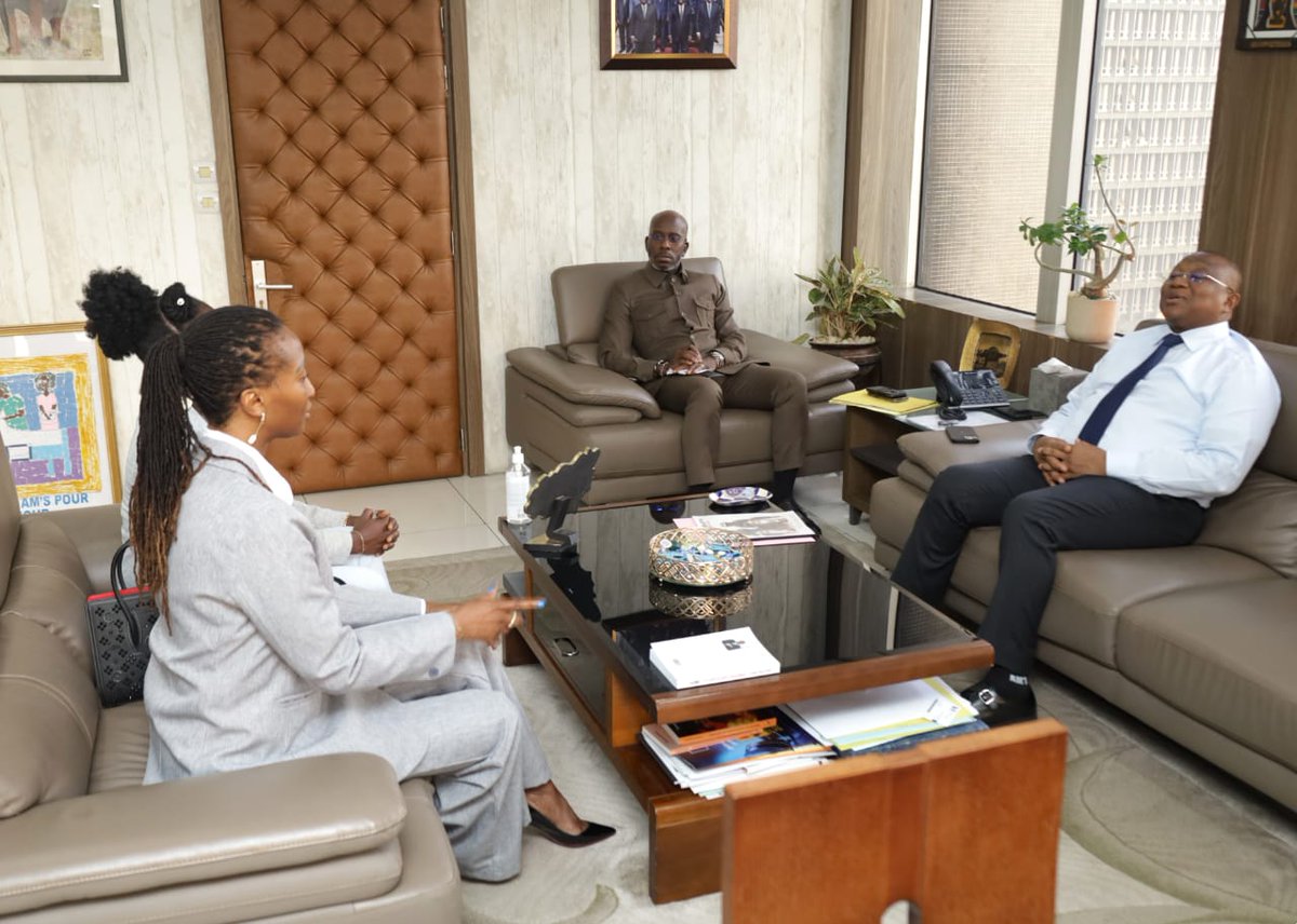 MINCOM_CI's tweet image. 4/4
Le ministre les a encouragées à poursuivre leurs efforts et à continuer d’inspirer la jeunesse ivoirienne à travers leur engagement et leurs performances.
#AmadouCoulibaly #Femmes #Excellence #SportAutomobile #CommunicationPublique #CIV