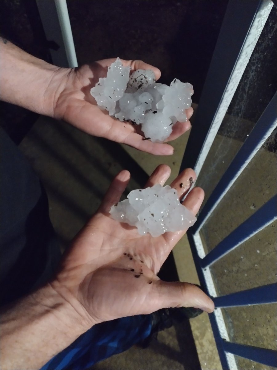 These hail photos are wild!!!!! ⛈️⚡️☔️

📸:  Gloria Derooy, Hudsonville

wwmt.com/chimein
