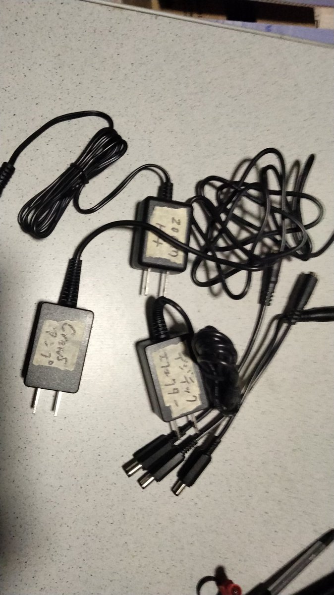 itone_g's tweet photo. 電気パーツ屋で
アダプター買った
音響関係は
センターマイナスばかりなので
極性入れ換えるコード作って
一応ショートしてないかも確認して
接続！
２年ぶりにアンプ復活
物凄く小さくなった😆
エフェクターとICレコーダー用も
購入
全部同じ大きさなので
書いとかないと
分からん😅 https://t.co/3yb45RoLIi