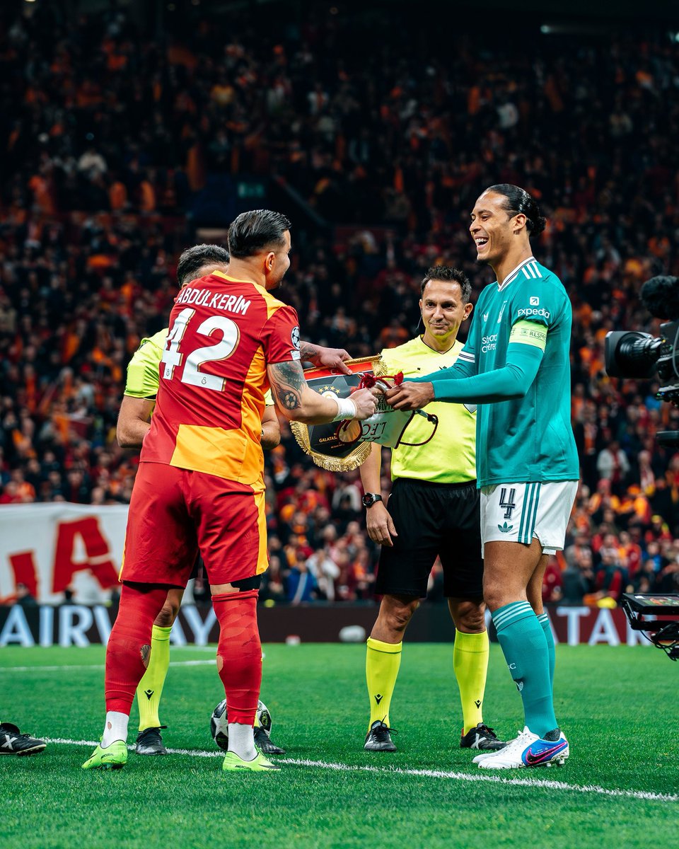 Kimse kendisi için gizlenen müjde ve mutluluğu bilemez.

Secde 17...