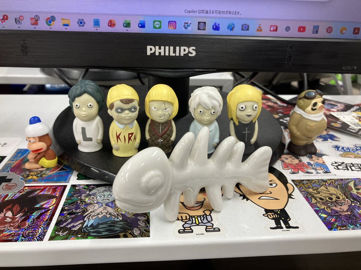 bnk_ad's tweet photo. 営業Nです！🥷
僕の働いてるデスク紹介します🐊
好きなものたくさん置きすぎて
ゴチャゴチャしてますが、
個人的にはこれが1番落ち着きます
片付け苦手です！🦒 https://t.co/FZCVO7cENF