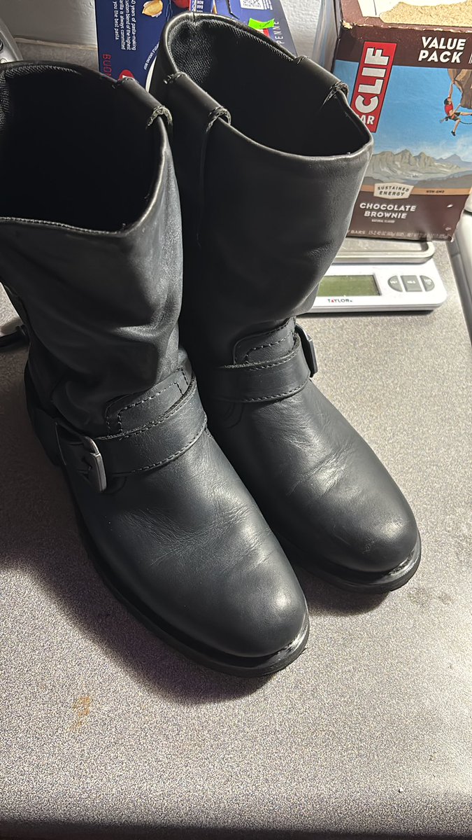 squinesstandard's tweet photo. My new boots, everyone. Say hello #myboots https://t.co/rr25lwZGbK