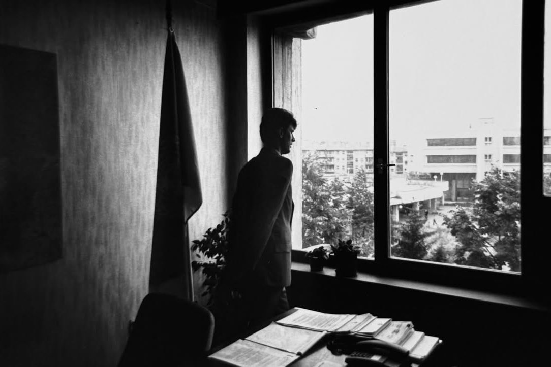 Petrit's tweet photo. Rarely seen photos of the victorious political leader of KLA Hashim Thaçi return to Kosovo in early summer 1999. Photos of first days, including his meeting with the late foreign Secretary Robin Cook. Photos by Christopher Morris. We wait for Thaçi to return again victorious. https://t.co/25m0iMarIB