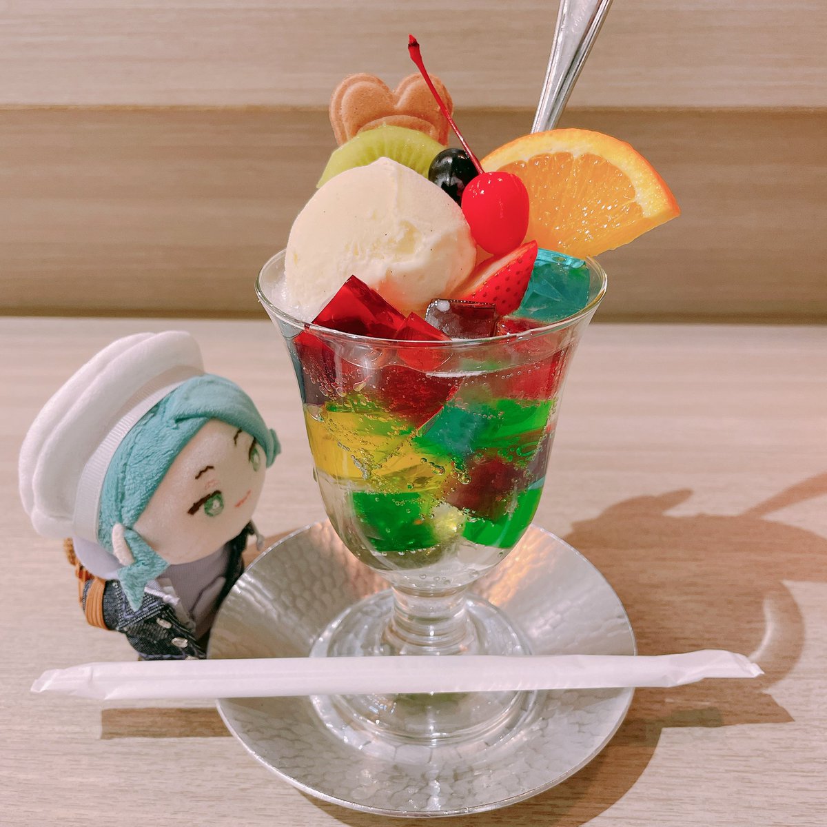 「今日は綺麗でかわいいものを食べました クチャも夢中」|ムツ/ハチマメのイラスト