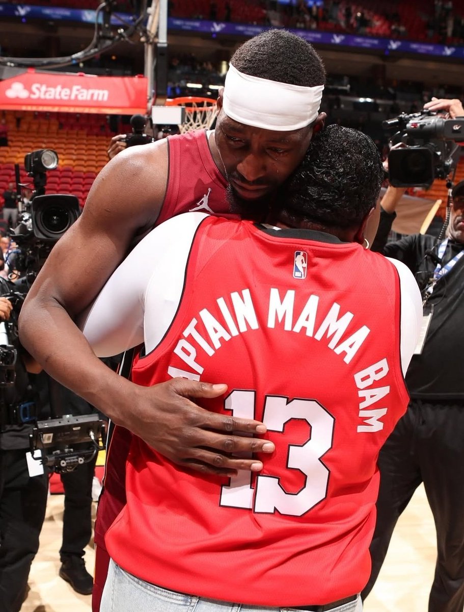 NBAdabad's tweet photo. Bam Adebayo chorando e a mãe dele com a camisa:

"Capitã Mamãe Bam"

🥹♥️ https://t.co/P0vQgrLbsq