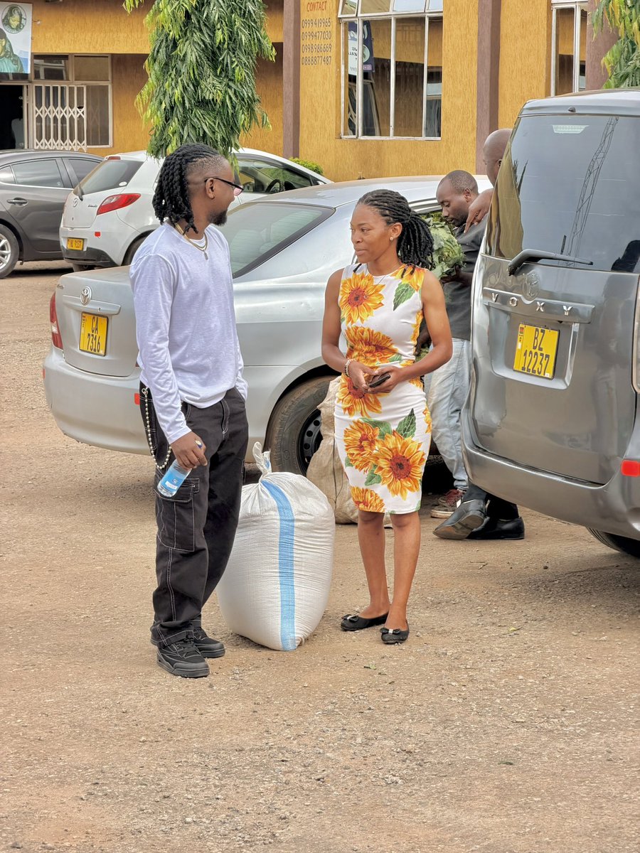 Yesterday, i posted on x and FB kuti aliyense ayike business yomwe amapanga, then I went through the comments ndiye ndinapeza nsikana uyu, Julia Katande,  anapanga post business yake kuti amagagulitsa mpunga. As a way of supporting her ndinapita kukamugala, a bag 50 kg bag!