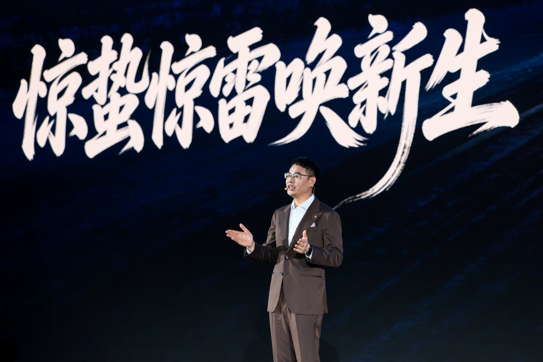 GAC Group has unveiled the Hyptec A800, a flagship intelligent sedan featuring a three-motor AWD digital chassis and Huawei's ADS 4.1 intelligent driving platform and HarmonySpace 5 cockpit system.The launch signals GAC's push into the "luxury 2.0" smart vehicle era and is part