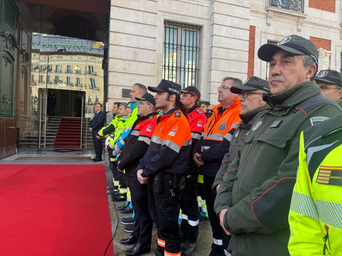 112cmadrid's tweet photo. 🕯️Un año más los servicios de emergencia de la @ComunidadMadrid y @MADRID han acudido a la Puerta del Sol al acto de homenaje a las víctimas del #11M.

Siempre en nuestra memoria.

#ASEM112 https://t.co/SnRh5cAqU0