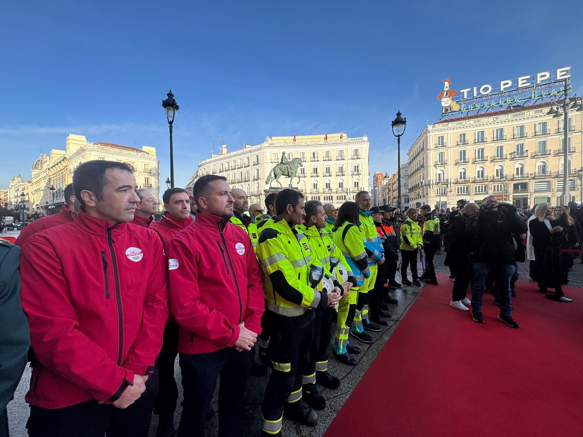 112cmadrid's tweet photo. 🕯️Un año más los servicios de emergencia de la @ComunidadMadrid y @MADRID han acudido a la Puerta del Sol al acto de homenaje a las víctimas del #11M.

Siempre en nuestra memoria.

#ASEM112 https://t.co/SnRh5cAqU0