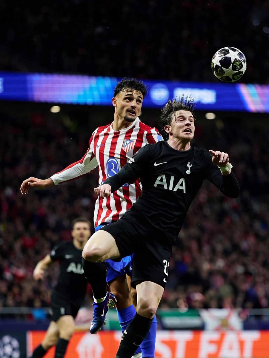 Hemos normalizado completamente lo de Marc Pubill.

Se come absolutamente a todo lo que se pone por delante.

Ha pasado de jugar hace una temporada en segunda división a ser uno de los mejores centrales del mundo y con mejor salida de balón en la élite y en partidos de Champions