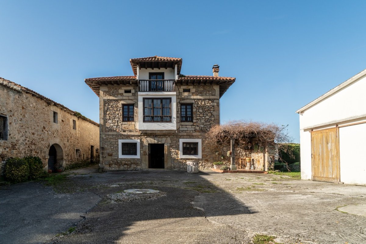 VENTA. En el corazón de Cantabria, rodeada de praderas y naturaleza abierta, la finca cuenta con un jardín de más de 5.000 m2 que envuelve la casa y prolonga la vida hacia el exterior, en una relación directa y serena con el entorno rural de Carriazo.
thesibarist.com/es/propiedades…