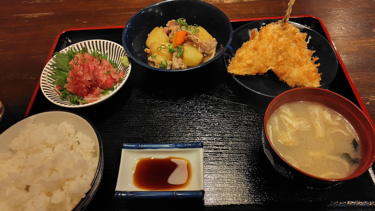 静岡　やっぺい　マグロたたき、肉じゃが、アジフライランチ