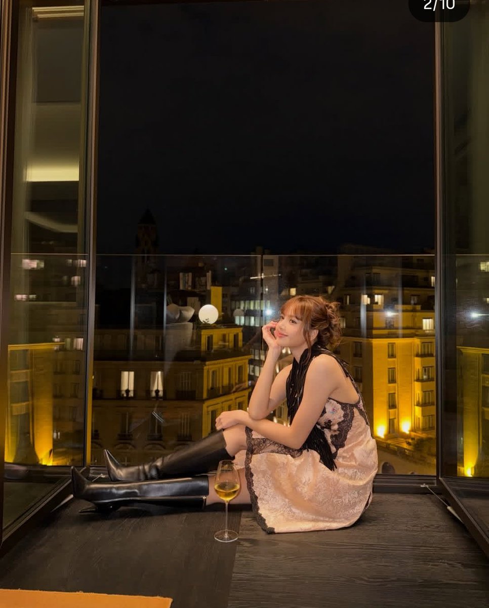 lisaparody37's tweet photo. City lights, quiet nights, and a moment that feels like a dream ✨
Just me, the skyline, and a little glass of calm.

#lisa #LISA_CLOSET https://t.co/v1ry3HXvim