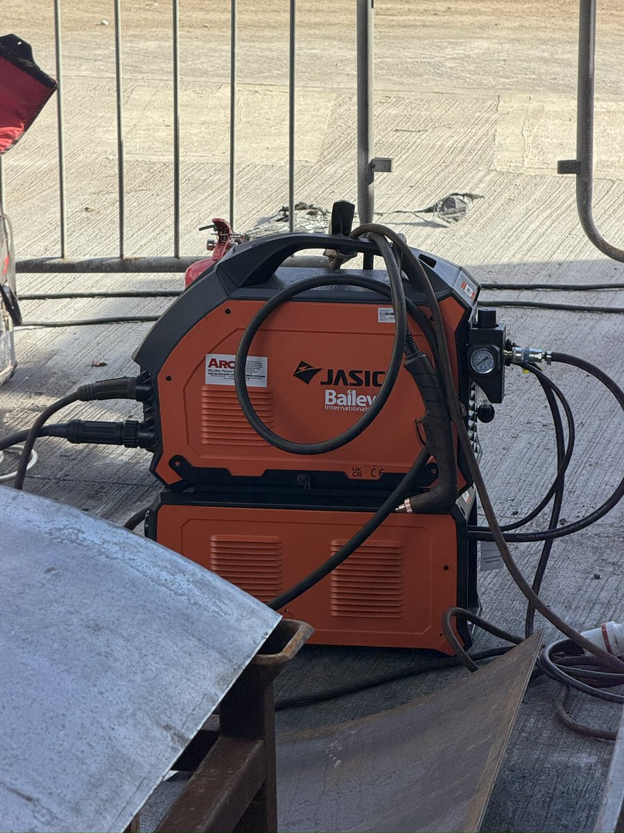 stevebull2012's tweet photo. @Jasicuk plasma &amp; welder working on 50mtr steel chimney 💪 https://t.co/KGMZpDUcaK