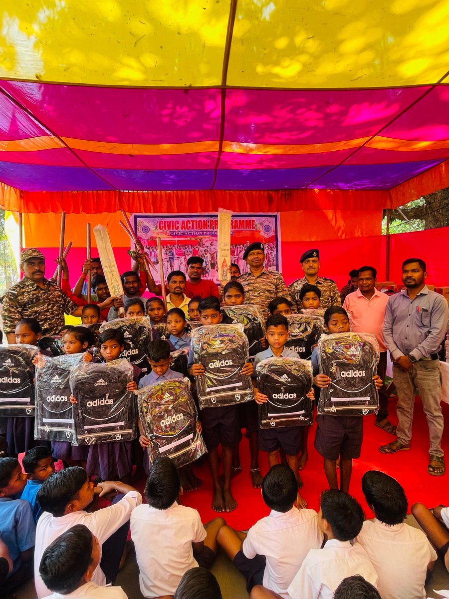 111CRPF's tweet photo. श्री गोपाल यादवा कमांडेंट 111 वीं वाहिनी के मार्गदर्शन में ई/111 समवाय में मेडिकल कैंप/सिविक एक्शन कैंप का उद्घाटन श्री विवेक कुमार सिंह द्वितीय कमान अधिकारी 111 वीं वाहिनी ने किया जिसमें आसपास क्षेत्रों के ग्रामीणों को लाभ मिला इस अवसर पर ई/111 के OC और अन्य कार्मिक उपस्थित रहे। https://t.co/bwqpCo7EOF