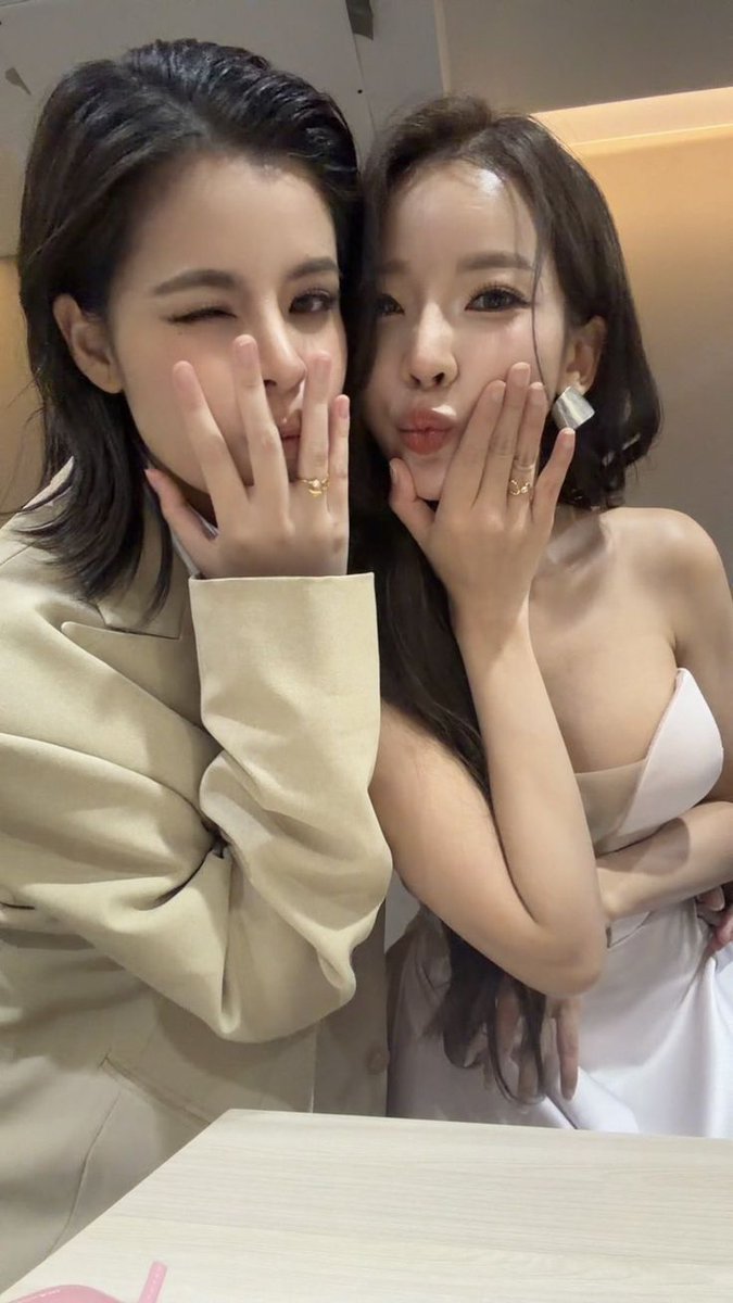 lesbicbyul's tweet photo. NO ESPERABA LEVANTARME Y VER A FAYMAY ESTANDO CASADAS, WHAT A SURPRISE https://t.co/MMXNYgA3X0