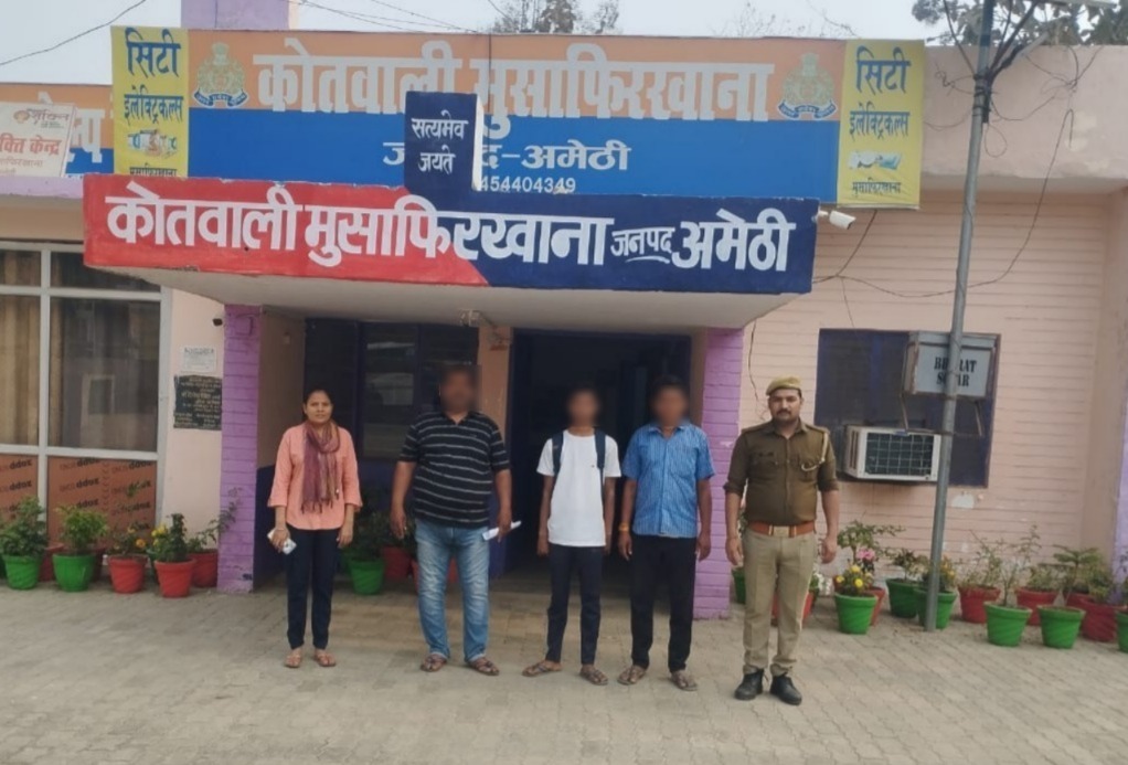 amethipolice's tweet image. बिहार राज्य से भटककर अमेठी पहुंचे 16 वर्षीय बालक को थाना मुसाफिरखाना पुलिस ने उसके परिजनों को बुलाकर सकुशल सुपुर्द कर लौटाई परिजनों की मुस्कान।
#amethipolice
#Operation_Muskan