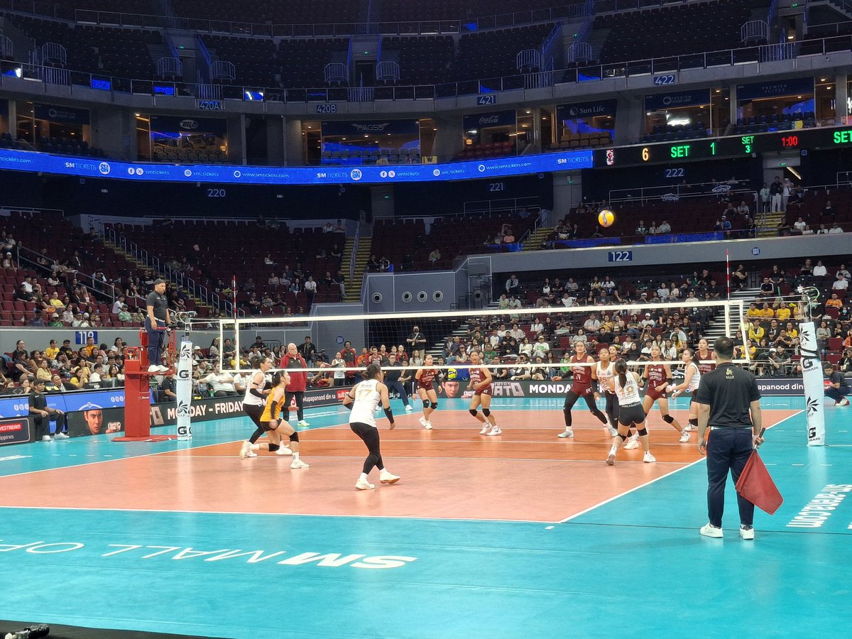 theo78's tweet photo. Tight match. #USTvsUP #UAAPSeason88 🏐 https://t.co/cuQZ8DYVGB