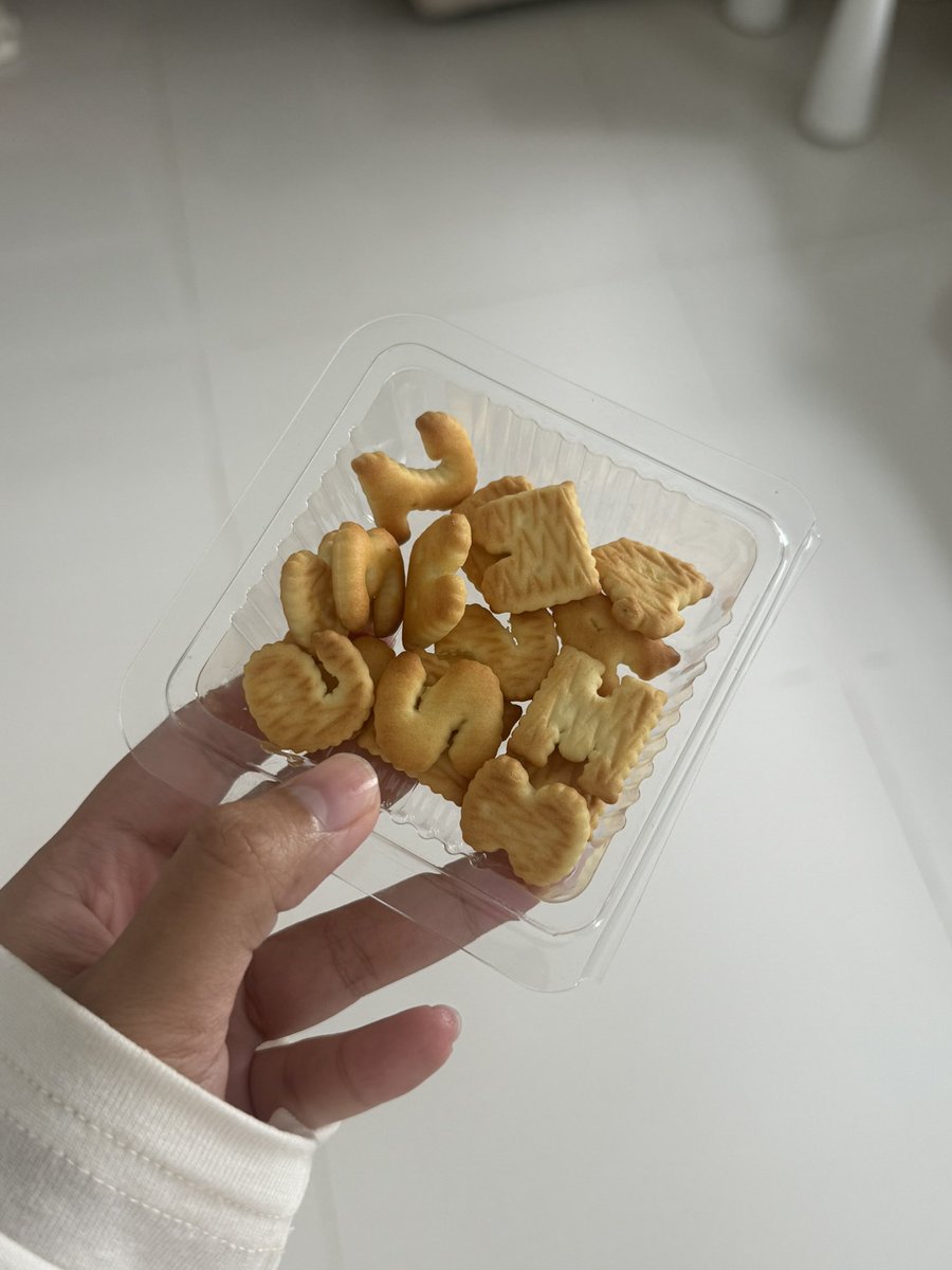 ไม่รู้สมัยนี้คนยังกินมั้ย แต่จะบอกว่า ขนมABC ปี๊บอร่อยที่สุดแล้ว มันอร่อยจริงๆ ตอนแรกคือคิดออกแหละ ว่าเคยคิดตอนเด็กแล้วอร่อยมากๆ แต่พอนานๆก็รู้แค่ว่าอร่อย แต่จำรสชาติไม่ได้แล้ว จนกลับมากินอีกครั้ง เพราะจัดงานเลยสั่งมากินเลี้ยงที่บ้าน โคตรอร่อยยย