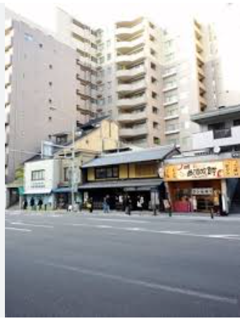 京都の町家はつぎつぎにマンションに。
相続税を支払うために、代がかわるごとにマンションが増えます。3代ですべてマンションになります。
今後3代目の相続のピークがやってくる。
すべてマンションになりそうです。