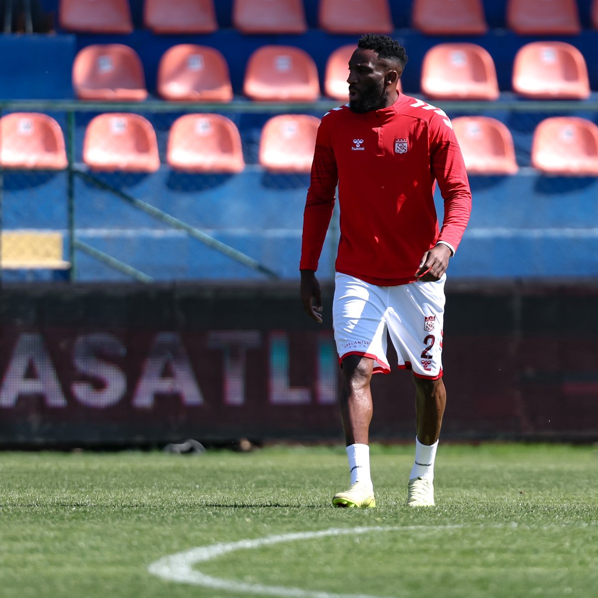 Sivasspor's tweet photo. Karşılaşma Öncesi Son Hazırlıklar!
Takımımız ısınmak için sahada!
📲 #HTYvSVS | #GösterGücünü ❤️🤍 https://t.co/jf80PkRDPv