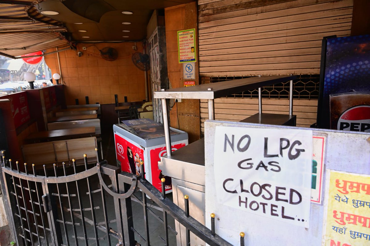 timesofindia's tweet photo. #InPics | A restaurant in #Ghatkopar remains shut with a notice reading “No #LPG Gas, Closed Hotel” displayed outside amid reports of LPG supply issues in the city on Tuesday.

📸 Sanjay Hadkar

#Mumbai #Maharashtra https://t.co/v61k6mi3yI