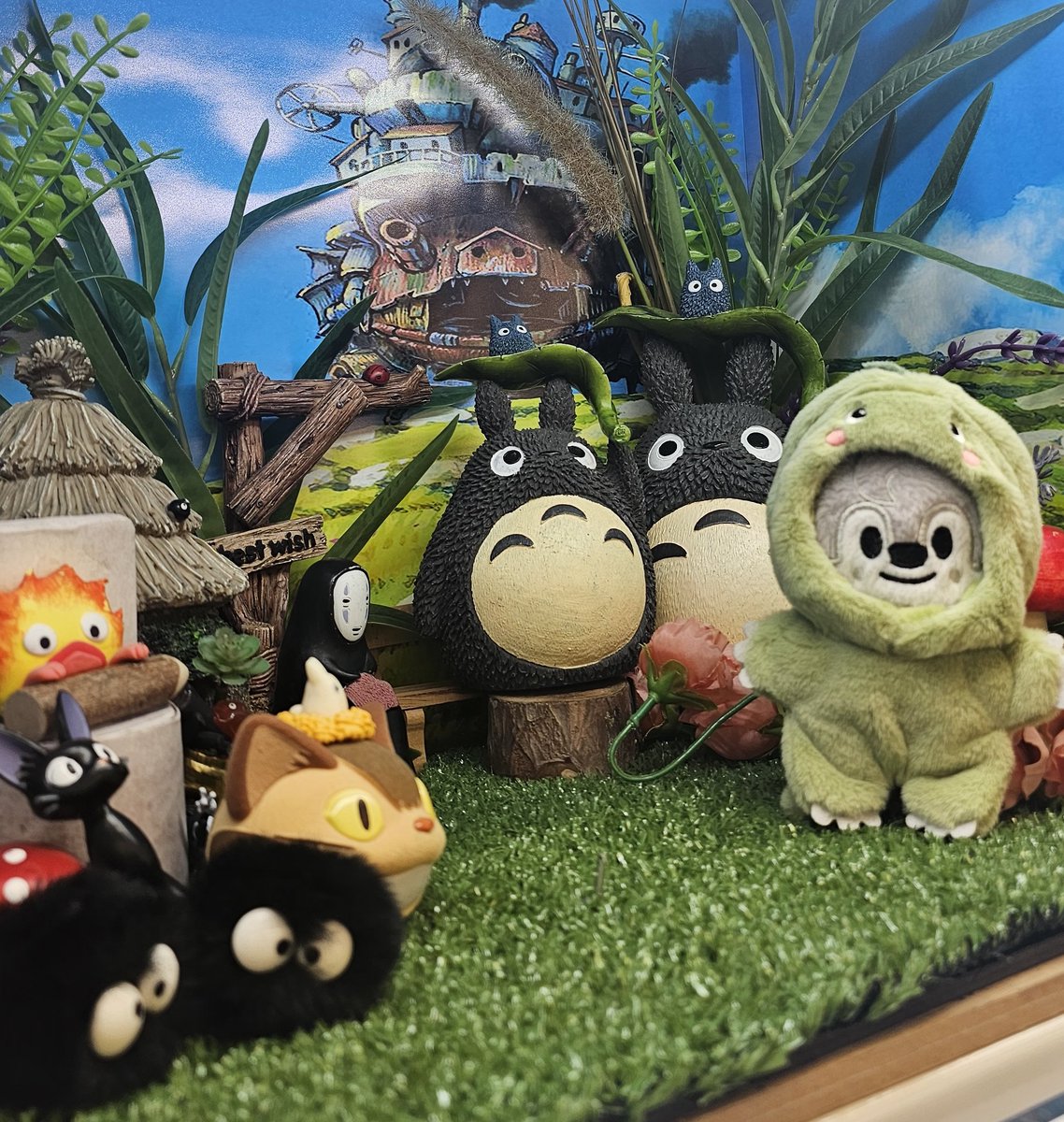 My wolfchan found new friends 🦖