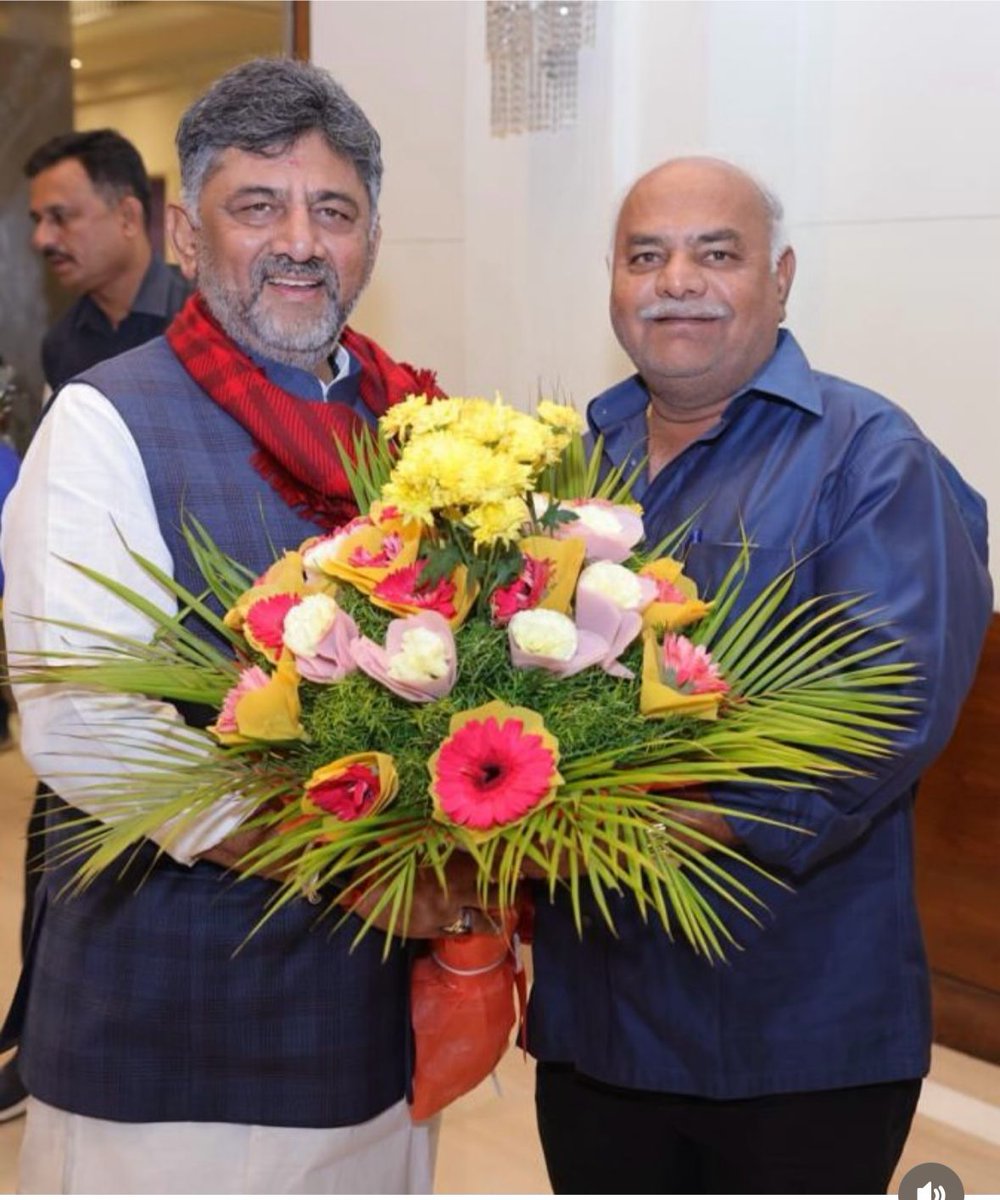 iShivanandpatil's tweet photo. ಕರ್ನಾಟಕ ಪ್ರದೇಶ ಕಾಂಗ್ರೆಸ್ ಸಮಿತಿ (KPCC) ಅಧ್ಯಕ್ಷರಾಗಿ ಯಶಸ್ವಿಯಾಗಿ 6 ವರ್ಷಗಳನ್ನು ಪೂರೈಸಿದ ಸಂದರ್ಭದಲ್ಲಿ ನಮ್ಮ ಹೆಮ್ಮೆಯ ನಾಯಕರಾದ ಸನ್ಮಾನ್ಯ ಉಪಮುಖ್ಯಮಂತ್ರಿಗಳಾದ ಶ್ರೀ ಡಿ.ಕೆ. ಶಿವಕುಮಾರ್ ಅವರನ್ನು ಹೃತ್ಪೂರ್ವಕವಾಗಿ ಅಭಿನಂದಿಸಲಾಯಿತು.
#ShivanandPatil #DKShivakumar #KPCCPresident #6YearsOfSuccess https://t.co/i1rRtUT7YL