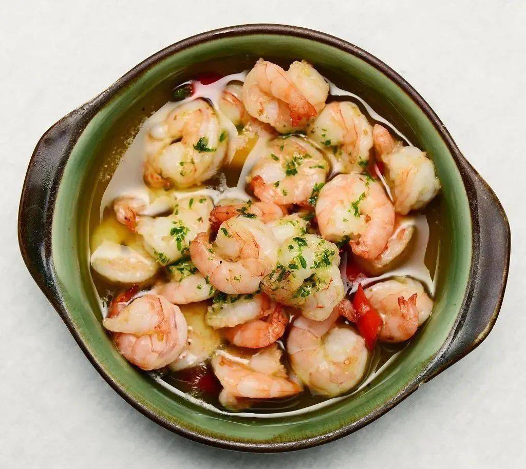 q8_slaiman's tweet photo. 10-minute Garlic Butter Shrimp Pasta   Sauté shrimp + garlic + butter → toss with al dente pasta + parsley + a pinch of red pepper flakes. Quick, creamy, so flavorful—perfect weeknight win! https://t.co/jhRPWSI7ud