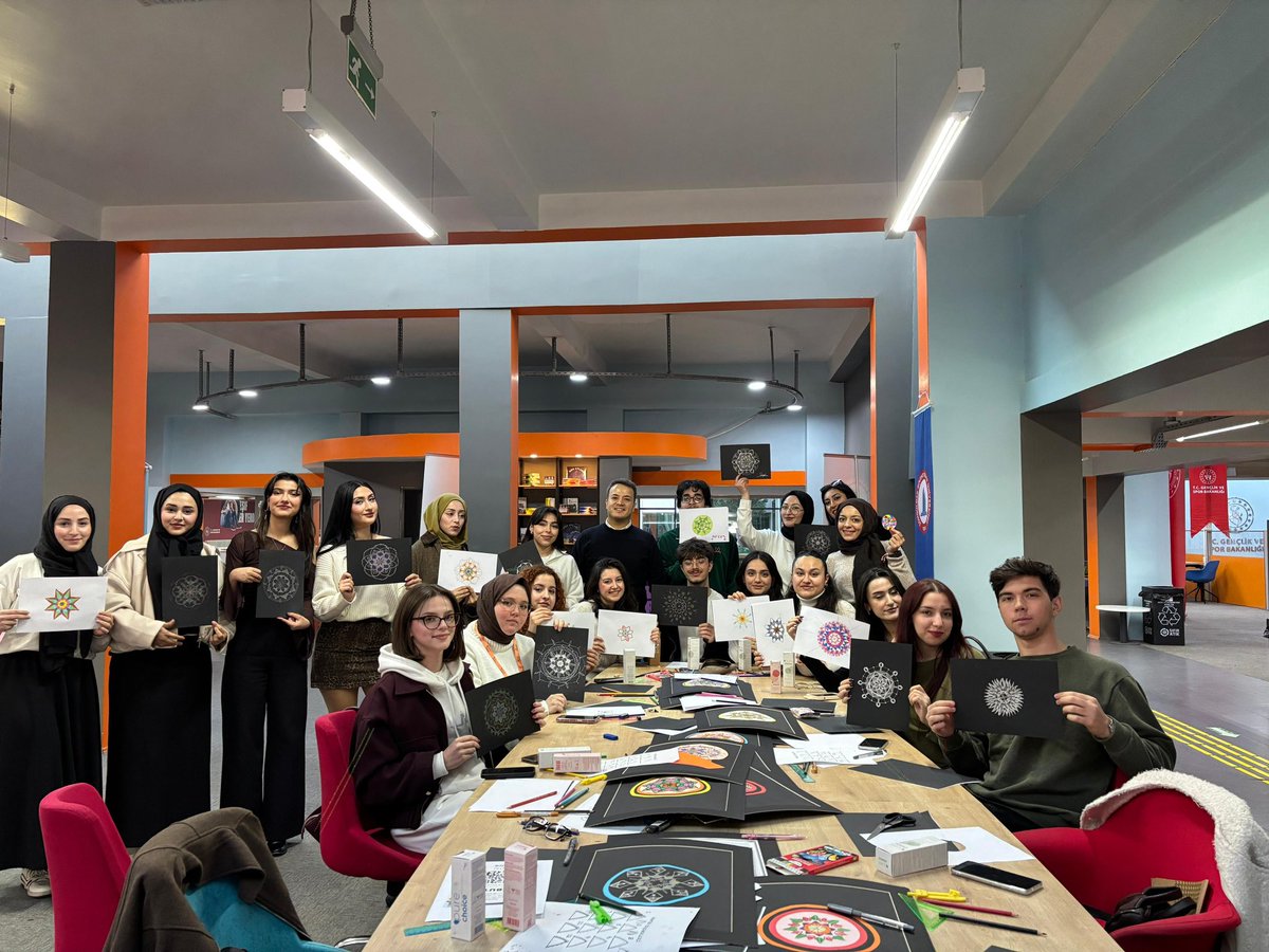 aeshmyo's tweet image. Meslek Yüksekokulumuz Öğretim Üyesi Doç. Dr. Musa ÖZSAVRAN tarafından, BEUN Psikoloji, Eğitim ve Doğa Topluluğu üyelerine yönelik “Sanat Terapisi Atölyesi” etkinliği gerçekleştirildi.

@beunedutr
@ihozolcer
@akiferbas

#BEUN
#Zonguldak
#SanatTerapisi