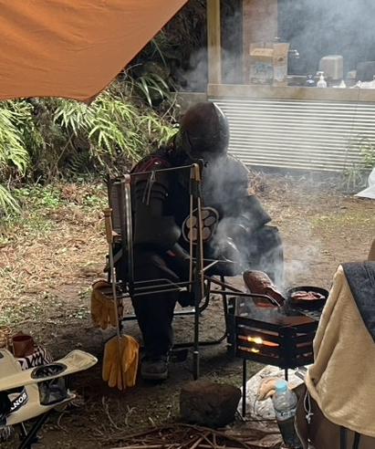 先日は甲冑キャンプなる狂った催しに誘われて行ってきました。
肉を焼いて煙に燻される蛮族/傭兵隊長/推定騎士/黒騎士の写真を共有します。