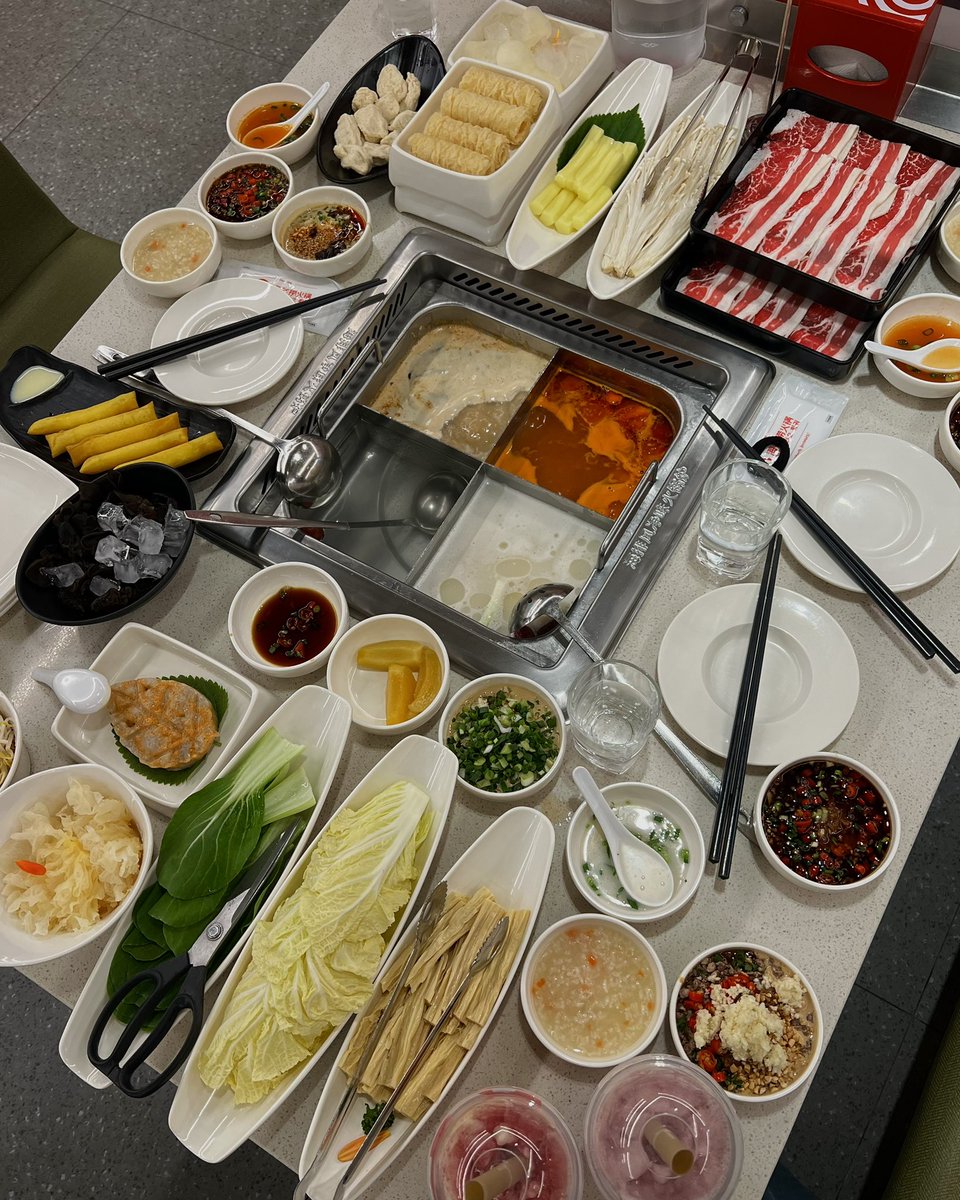 yumtiger's tweet photo. 하이디라오 7n회 루틴
- 소스바에 있는 새우죽 먹기
- 우삼겹/푸주/버섯/새우완자/분모자 무조건 
- 야채모둠 X 청경채 배추 따로 주문(상추쌈 드실거면 모둠)
- 목면두부랑 말랑두부(꼭 먹기직전에 넣기)
- 우유튀김 먹고 마무리 초코케이크 먹기
+ 헤이티 클라우드 크리스프 그레이프 사가서 먹기!! https://t.co/HeAhWIBSeL