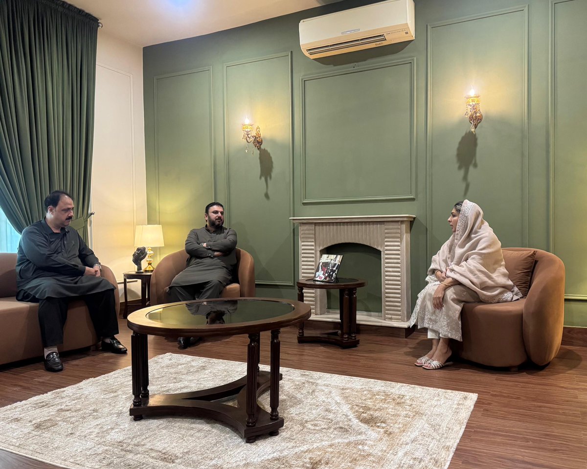 Ayeshakhanna142's tweet photo. #NA142
#PP201
لودھی ہاؤس لاہور ،
ملک قاسم ندیم کامران پارلیمانی سیکرٹری جنگلات وائلڈ لائف پنجاب ،
محترمہ عائشہ ارشد خان لودھی صاحبہ کی والدہ مرحومہ محترم جناب نوید اسلم خان لودھی MPA پنجاب اسمبلی کی چچی جان کی وفات پر فاتحہ خوانی اظہار تعزیت کی ، https://t.co/9sCrR9YYYQ