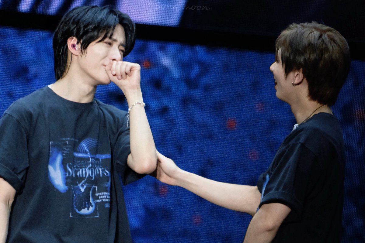 pagetaegyu's tweet photo. I AM FUCKING HEARTBROKEN WTF THE WAY TAEHYUN WAS TEARING UP TOO WHILE CHEERING UP HIS HYUNG 😭💔 https://t.co/J6fSIFmXeo