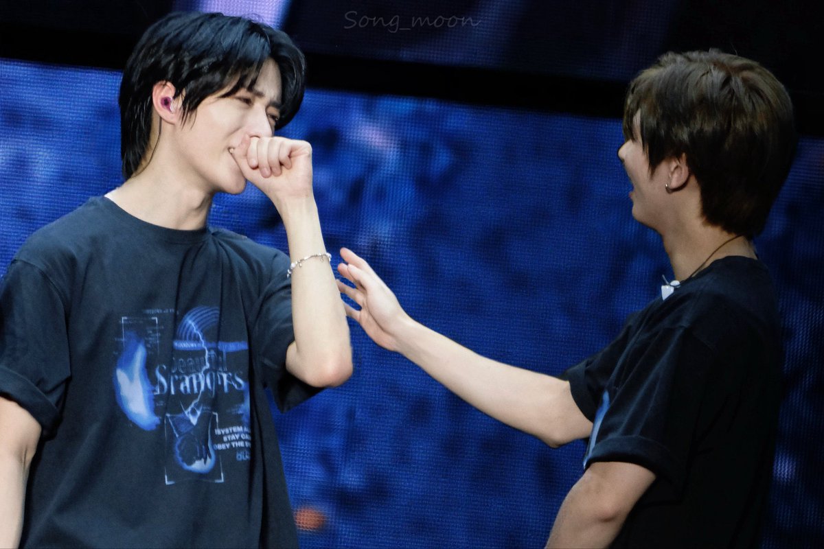 pagetaegyu's tweet photo. I AM FUCKING HEARTBROKEN WTF THE WAY TAEHYUN WAS TEARING UP TOO WHILE CHEERING UP HIS HYUNG 😭💔 https://t.co/J6fSIFmXeo